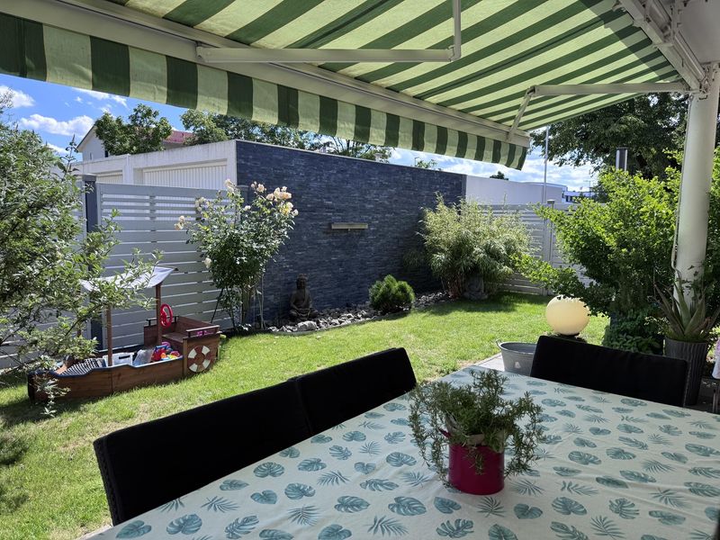 Luxuriöse 4 ZKB Wohnung mit schön angelegtem Garten